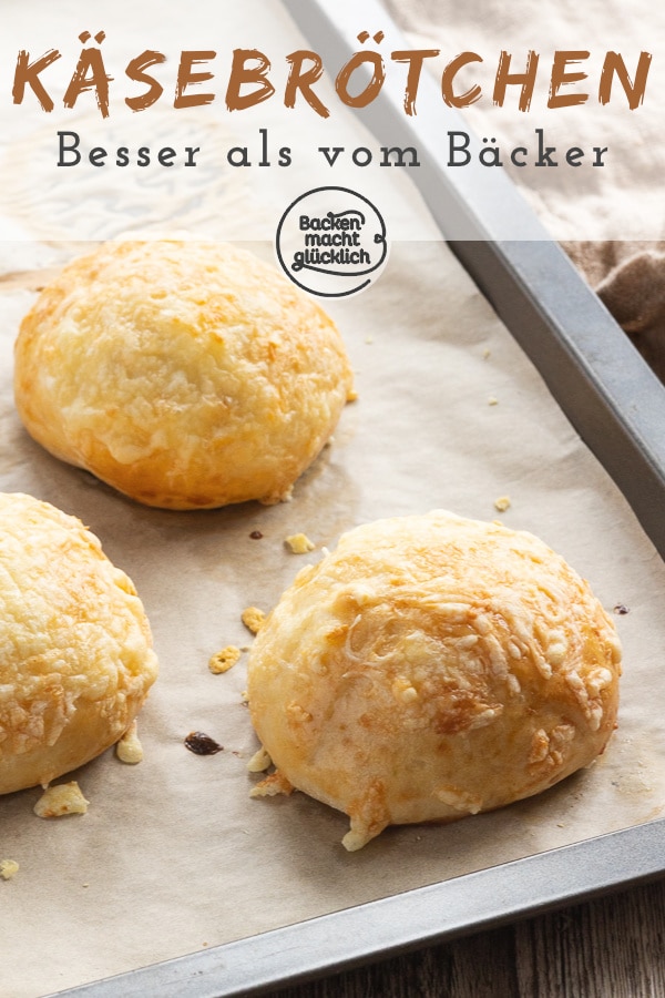 Diese mit Käse überbackenen Brötchen werden herrlich weich und fluffig. Die Käse-Brötchen sind besser als vom Bäcker!