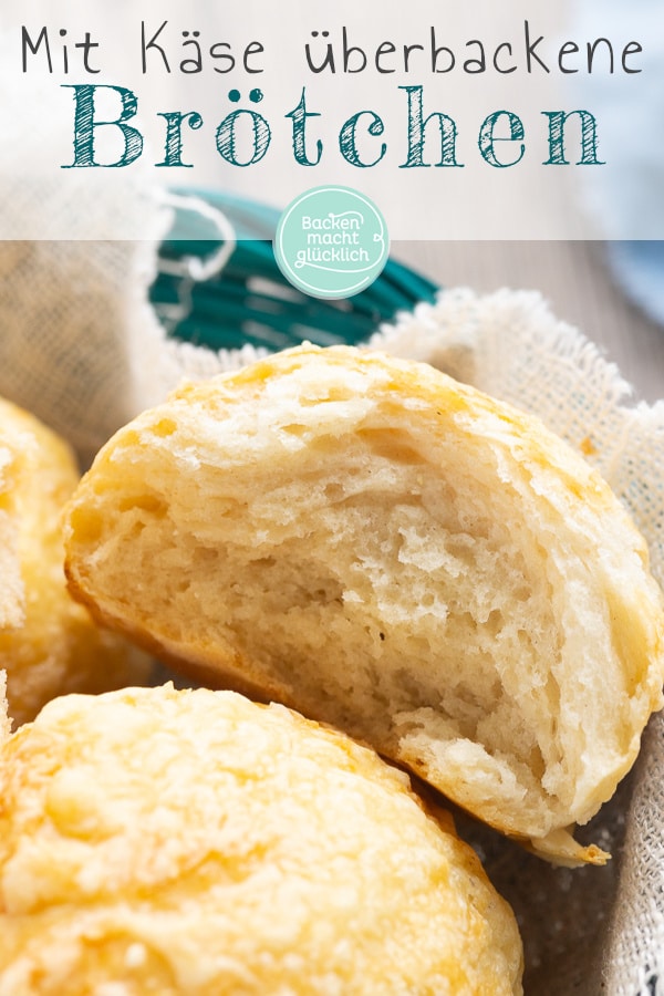 Diese mit Käse überbackenen Brötchen werden herrlich weich und fluffig. Die Käse-Brötchen sind besser als vom Bäcker!