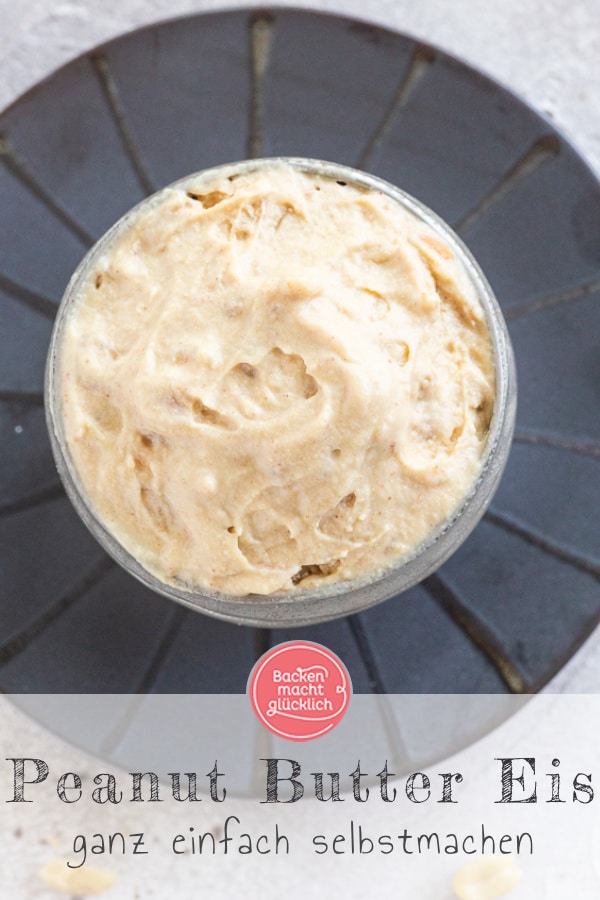 Einfaches Rezept für himmlisches Erdnuss-Eis mit Crunch. Das Rezept für cremiges Erdnussbutter-Eis funktioniert sogar ohne Eismaschine.