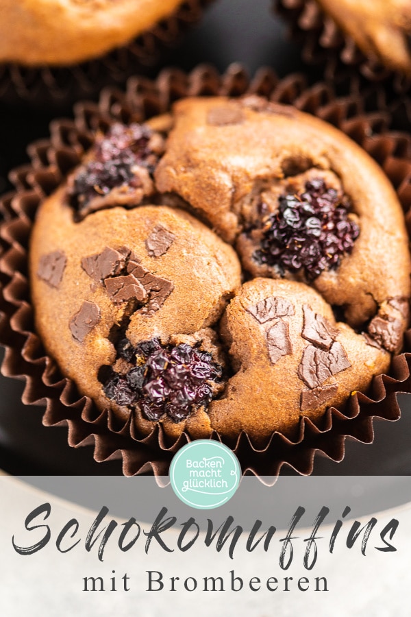 Köstliche, fruchtige Brombeer-Muffins mit Schokolade. Ein einfaches und schnelles Rezept für leckere Muffins mit Schokolade und frischen Brombeeren.