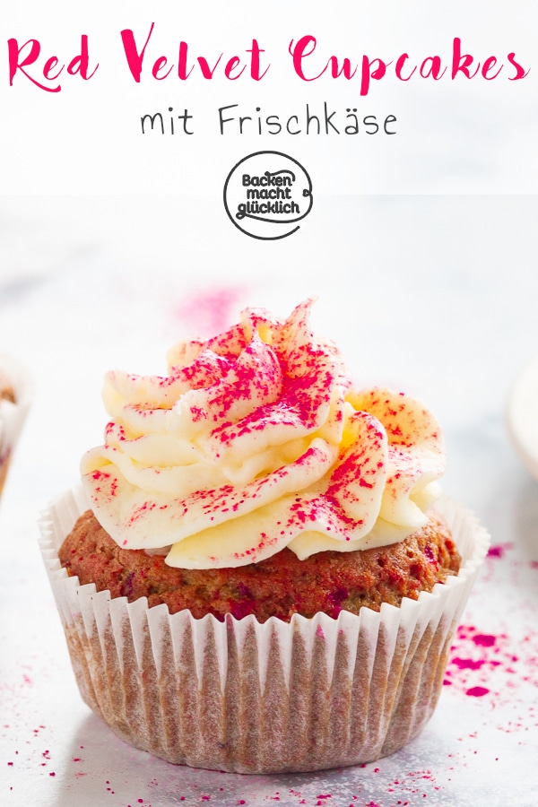 Der amerikanische Törtchen-Klassiker aus saftigem Rührteig und cremigem Frischkäse-Frosting schmeckt einfach köstlich! Auf künstliche Farbstoffe könnt ihr mit diesem Rezept für Red Velvet Cupcakes verzichten.