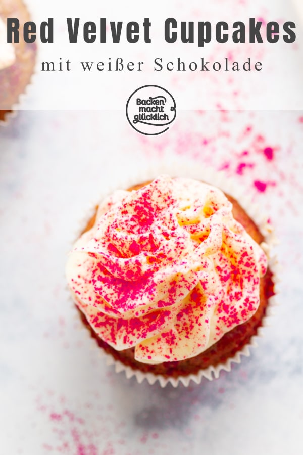 Der amerikanische Törtchen-Klassiker aus saftigem Rührteig und cremigem Frischkäse-Frosting schmeckt einfach köstlich! Auf künstliche Farbstoffe könnt ihr mit diesem Rezept für Red Velvet Cupcakes verzichten.