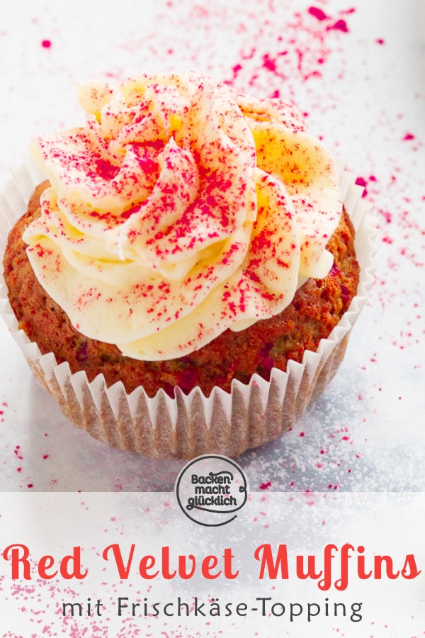 Der amerikanische Törtchen-Klassiker aus saftigem Rührteig und cremigem Frischkäse-Frosting schmeckt einfach köstlich! Auf künstliche Farbstoffe könnt ihr mit diesem Rezept für Red Velvet Cupcakes verzichten.