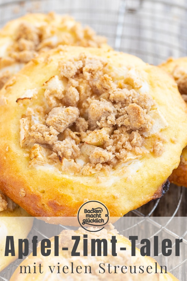 Leckere Teilchen aus Quark-Öl-Teig, buttrigen Streuseln und fruchtigem Belag: Diese Apfel-Streusel-Taler sind ein herbstlicher, saftiger und knuspriger Genuss!