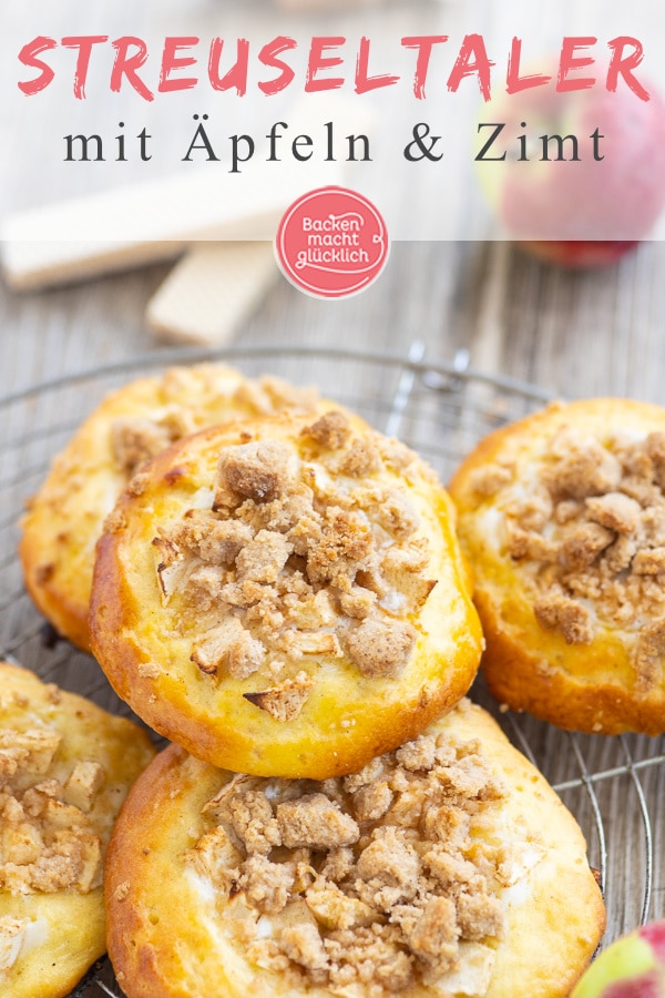 Leckere Teilchen aus Quark-Öl-Teig, buttrigen Streuseln und fruchtigem Belag: Diese Apfel-Streusel-Taler sind ein herbstlicher, saftiger und knuspriger Genuss!