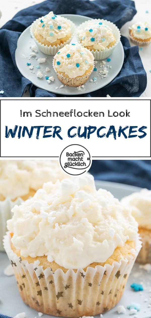 Diese Schneeflocken-Cupcakes sind einfache, aber besondere Cupcakes mit einem Topping aus weißer Schokolade, Sahne und Kokosraspeln. Baiserbrösel on top der Winter-Cupcakes machen den winterlichen Look perfekt!