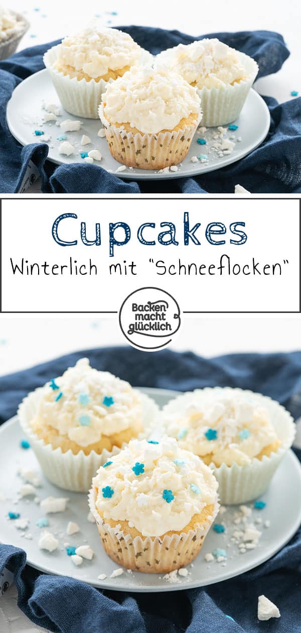 Diese Schneeflocken-Cupcakes sind einfache, aber besondere Cupcakes mit einem Topping aus weißer Schokolade, Sahne und Kokosraspeln. Baiserbrösel on top der Winter-Cupcakes machen den winterlichen Look perfekt!