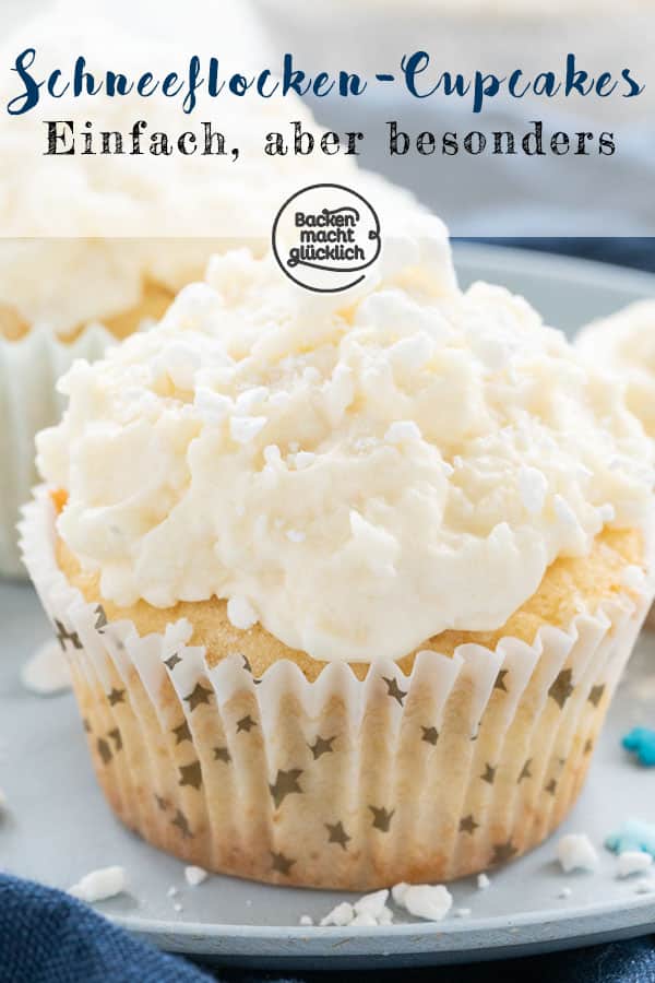 Diese Schneeflocken-Cupcakes sind einfache, aber besondere Cupcakes mit einem Topping aus weißer Schokolade, Sahne und Kokosraspeln. Baiserbrösel on top der Winter-Cupcakes machen den winterlichen Look perfekt!