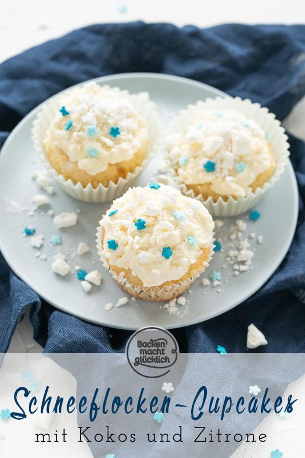 Diese Schneeflocken-Cupcakes sind einfache, aber besondere Cupcakes mit einem Topping aus weißer Schokolade, Sahne und Kokosraspeln. Baiserbrösel on top der Winter-Cupcakes machen den winterlichen Look perfekt!