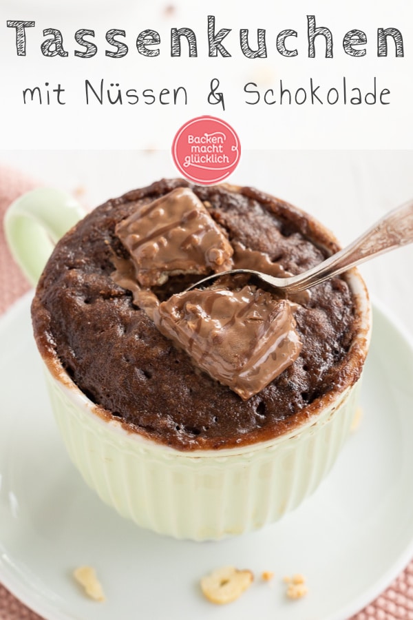 Nur 5 Minuten Zeit, aber Lust auf leckeren Schokokuchen? Dann solltet ihr dieses Mug Cake Rezept mit Überraschungseffekt mal testen!