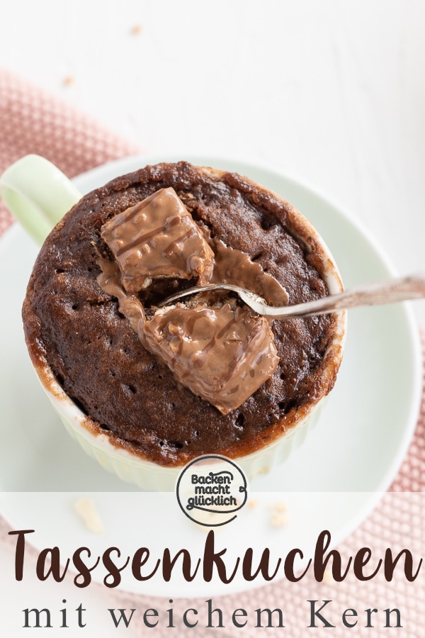 Nur 5 Minuten Zeit, aber Lust auf leckeren Schokokuchen? Dann solltet ihr dieses Mug Cake Rezept mit Überraschungseffekt mal testen!