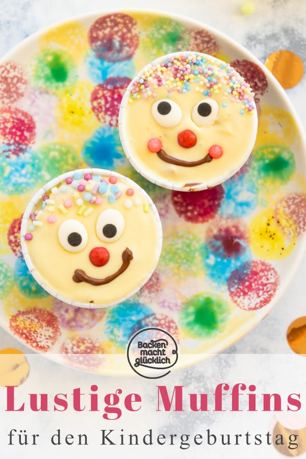 Blitzschnelles Rezept für leckere Muffins mit lustigen Gesichtern. Die kunterbunten Muffins sind perfekt für Kindergeburtstage & Fasching.