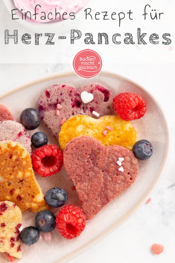 Fluffige, natürlich gefärbte Pancakes in Herzform. Die Herz-Pfannkuchen sind eine schöne Überraschung, nicht nur zu Muttertag oder Valentinstag.