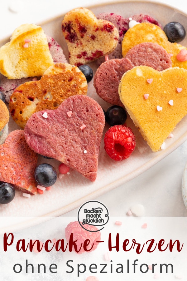 Fluffige, natürlich gefärbte Pancakes in Herzform. Die Herz-Pfannkuchen sind eine schöne Überraschung, nicht nur zu Muttertag oder Valentinstag.