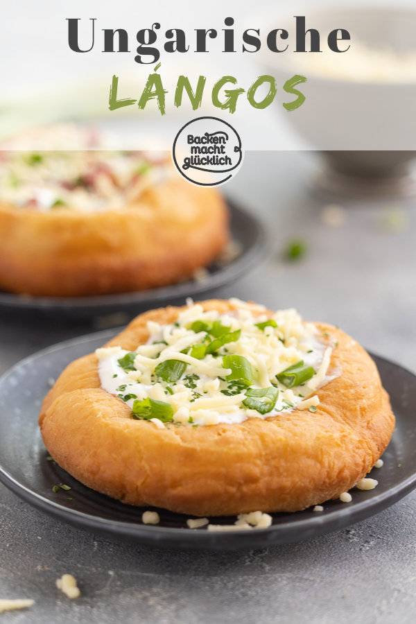 Pikanter ungarischer Snack aus Hefeteig, der an Krapfen erinnert. Der Langosch wird aber herzhaft mit Knoblauchcreme, Käse und eventuell Speck belegt.