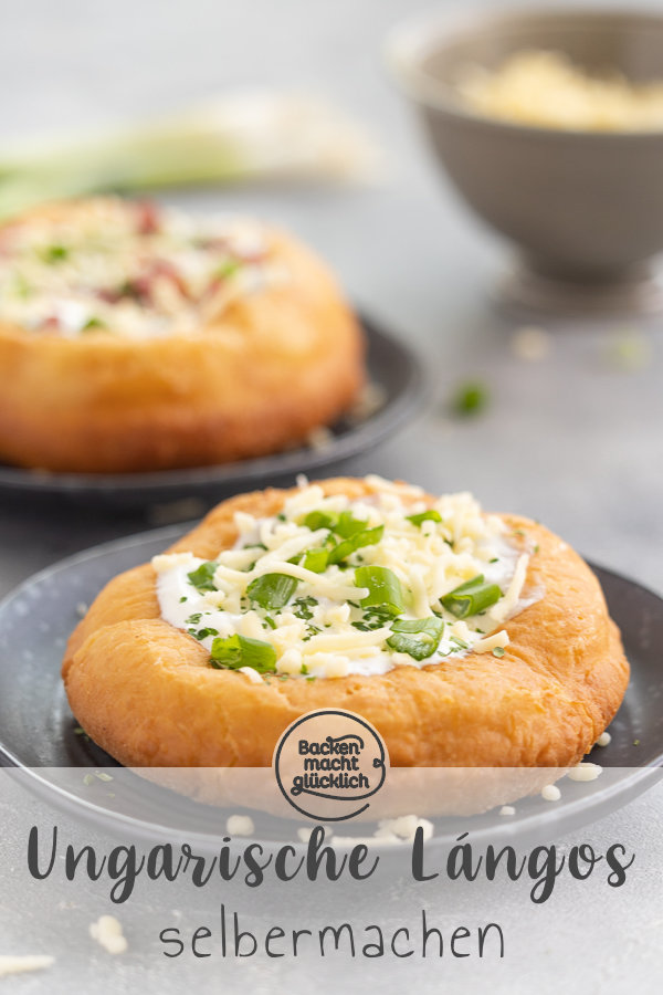 Pikanter ungarischer Snack aus Hefeteig, der an Krapfen erinnert. Der Langosch wird aber herzhaft mit Knoblauchcreme, Käse und eventuell Speck belegt.