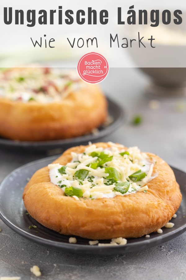 Pikanter ungarischer Snack aus Hefeteig, der an Krapfen erinnert. Der Langosch wird aber herzhaft mit Knoblauchcreme, Käse und eventuell Speck belegt.