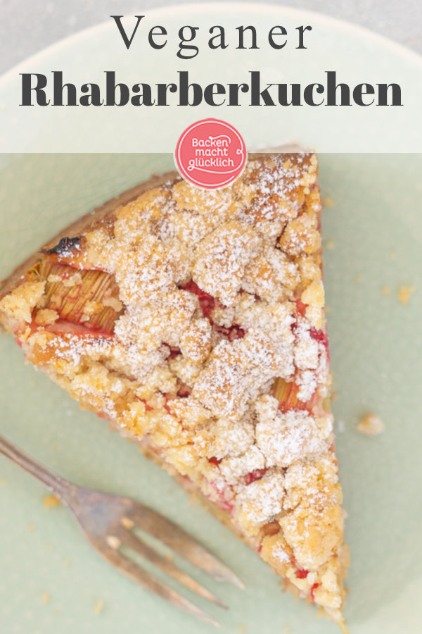 Ein himmlischer veganer Rhabarberkuchen mit Streuseln. Diesen saftigen Rührkuchen ohne Ei müsst ihr einfach testen!
