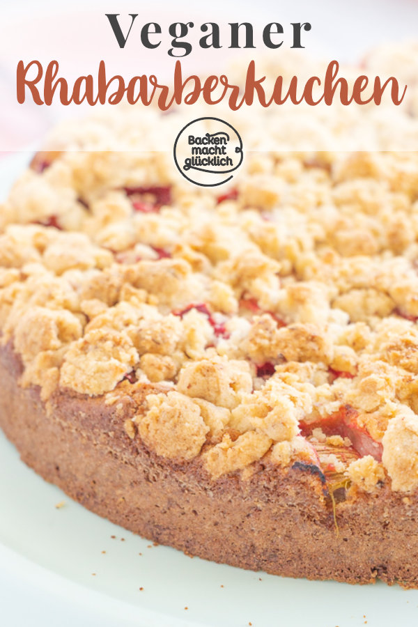 Ein himmlischer veganer Rhabarberkuchen mit Streuseln. Diesen saftigen Rührkuchen ohne Ei müsst ihr einfach testen!