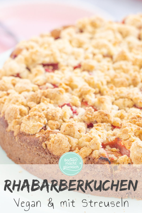 Ein himmlischer veganer Rhabarberkuchen mit Streuseln. Diesen saftigen Rührkuchen ohne Ei müsst ihr einfach testen!