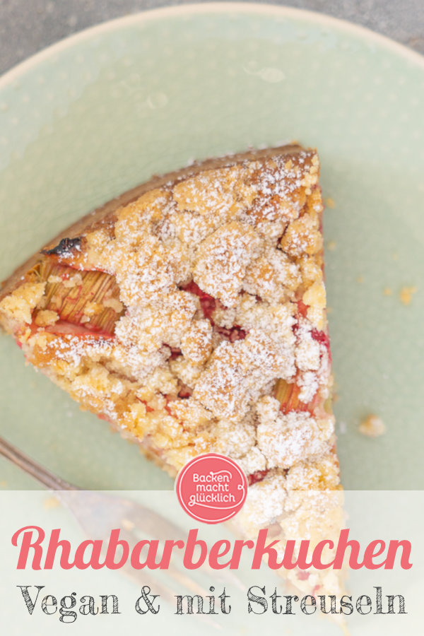Ein himmlischer veganer Rhabarberkuchen mit Streuseln. Diesen saftigen Rührkuchen ohne Ei müsst ihr einfach testen!