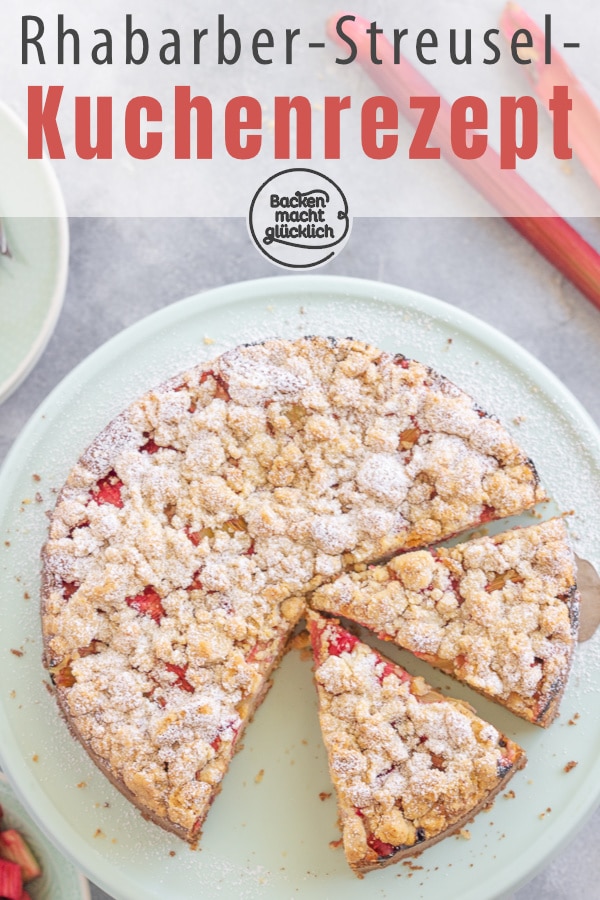 Ein himmlischer veganer Rhabarberkuchen mit Streuseln. Diesen saftigen Rührkuchen ohne Ei müsst ihr einfach testen!