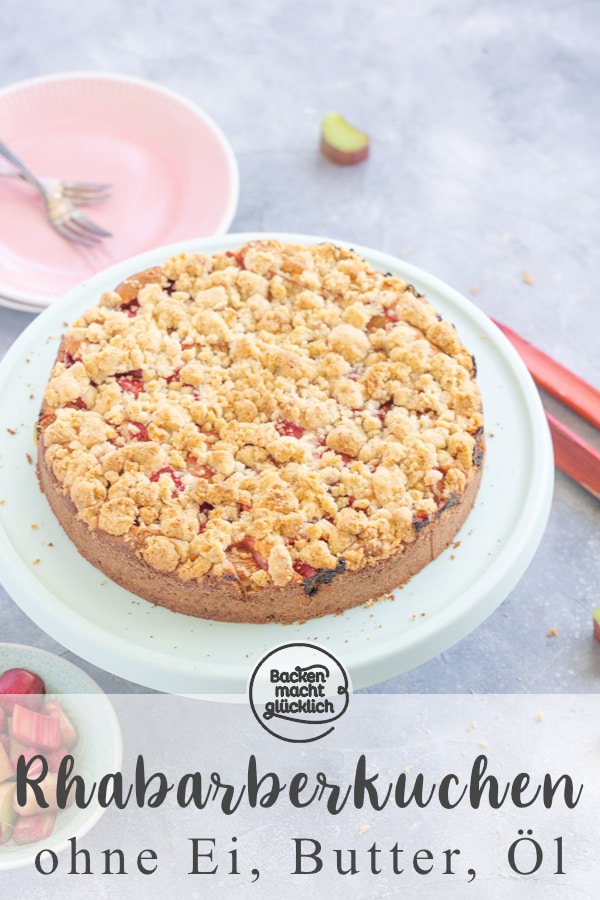 Ein himmlischer veganer Rhabarberkuchen mit Streuseln. Diesen saftigen Rührkuchen ohne Ei müsst ihr einfach testen!