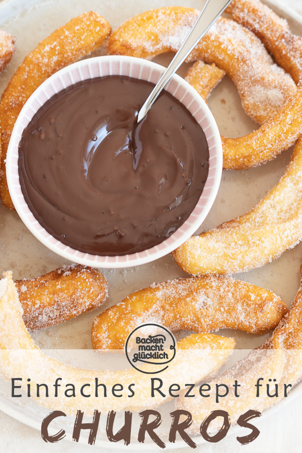 Köstliches spanisches Brandteig-Gebäck, das mit einer an Ganache erinnernden Schokosoße serviert wird: Die Churros sind eine kulinarische Sünde, die jeden Bissen wert ist!