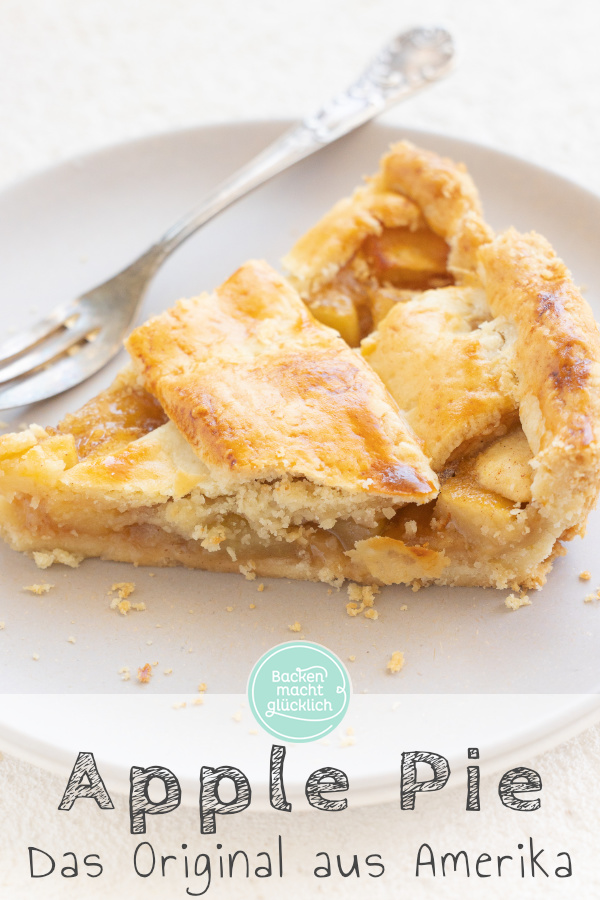 Apple Pie ist einer der bekanntesten Kuchen aus den USA. Zwischen einer fast schon blättrigen Teigkruste steckt in diesem amerikanischen Kuchenklassiker eine fruchtige Füllung mit Äpfeln und Zimt.