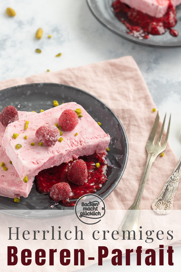 Herrlich sahniges Dessert, für das ihr weder Eismaschine noch Wasserbad braucht. Das Parfait schmeckt mit jeder Beerensorte und versüßt jeden Sommertag.