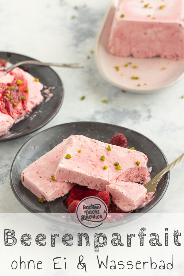 Herrlich sahniges Dessert, für das ihr weder Eismaschine noch Wasserbad braucht. Das Parfait schmeckt mit jeder Beerensorte und versüßt jeden Sommertag.