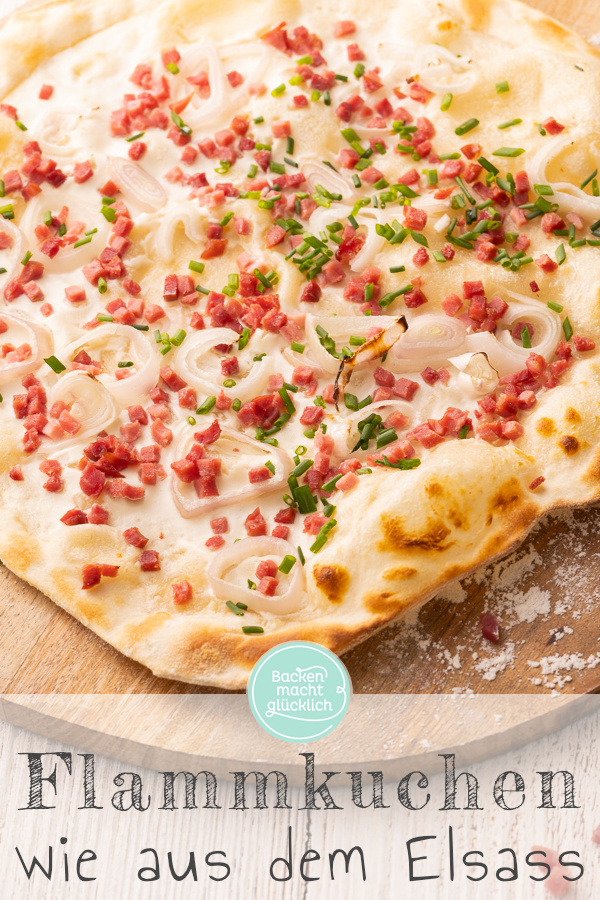 Einfaches Rezept für klassischen Elsässer Flammkuchen ohne Hefe. Der Flammkuchen schmeckt sowohl vegetarisch als auch mit Speck ganz toll.