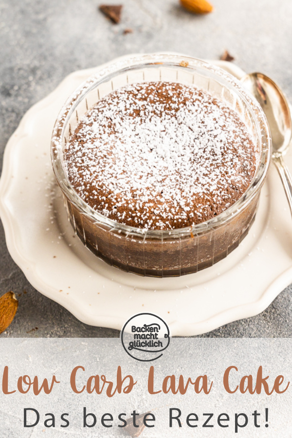 Low Carb Lava Cake ohne Zucker und Mehl: Diese Low Carb Schokoküchlein mit flüssigem Kern schmecken himmlisch.