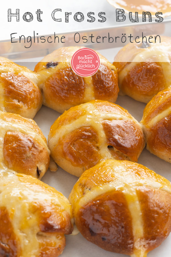 Hot Cross Buns sind fluffige süße Osterbrötchen aus Großbritannien, die mit einem Teigkreuz verziert werden. Hier gibt's das Rezept!