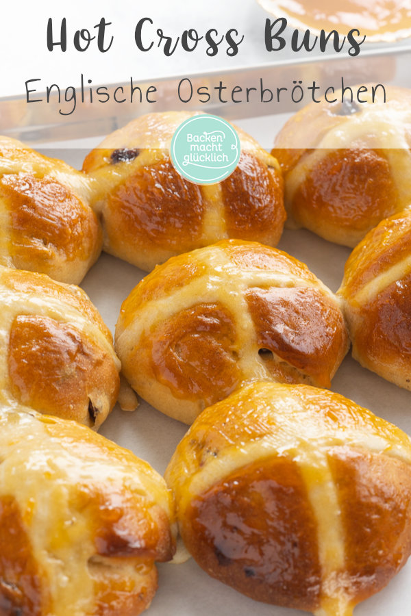 Hot Cross Buns sind fluffige süße Osterbrötchen aus Großbritannien, die mit einem Teigkreuz verziert werden. Hier gibt's das Rezept!