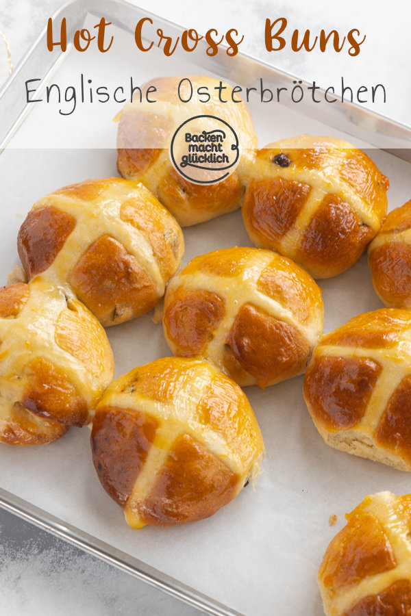 Hot Cross Buns sind fluffige süße Osterbrötchen aus Großbritannien, die mit einem Teigkreuz verziert werden. Hier gibt's das Rezept!