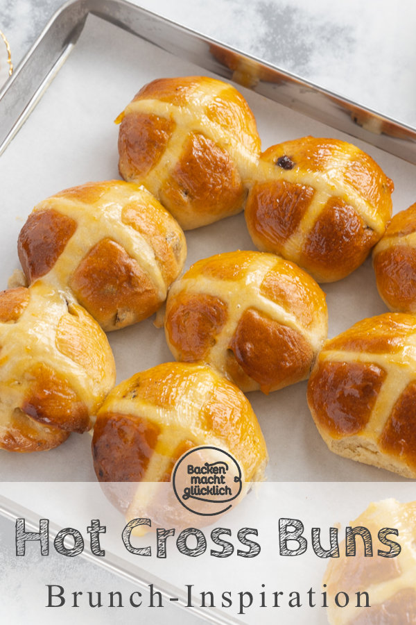 Hot Cross Buns sind fluffige süße Osterbrötchen aus Großbritannien, die mit einem Teigkreuz verziert werden. Hier gibt's das Rezept!