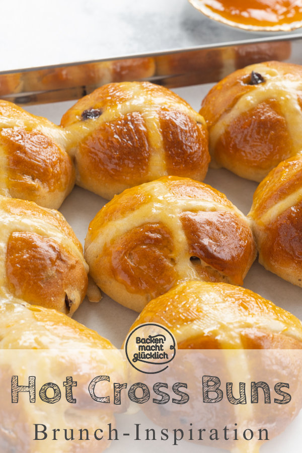 Hot Cross Buns sind fluffige süße Osterbrötchen aus Großbritannien, die mit einem Teigkreuz verziert werden. Hier gibt's das Rezept!