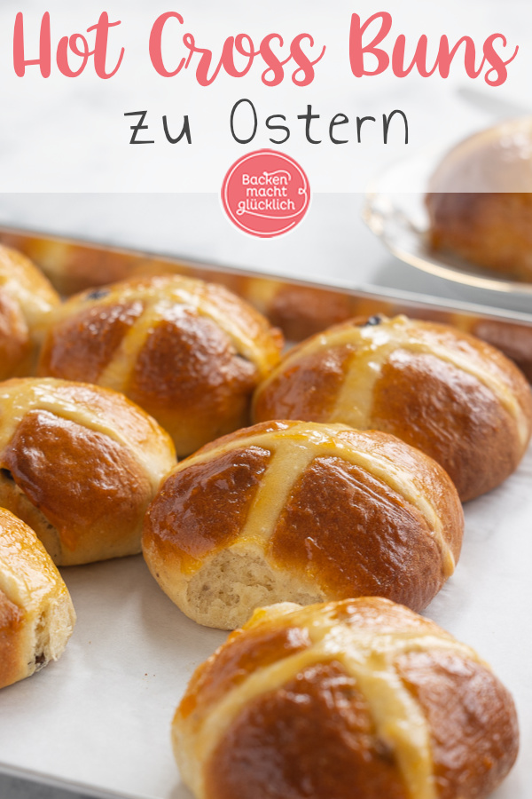 Hot Cross Buns sind fluffige süße Osterbrötchen aus Großbritannien, die mit einem Teigkreuz verziert werden. Hier gibt's das Rezept!