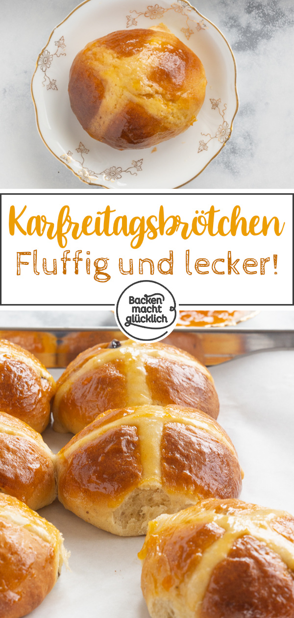 Hot Cross Buns sind fluffige süße Osterbrötchen aus Großbritannien, die mit einem Teigkreuz verziert werden. Hier gibt's das Rezept!