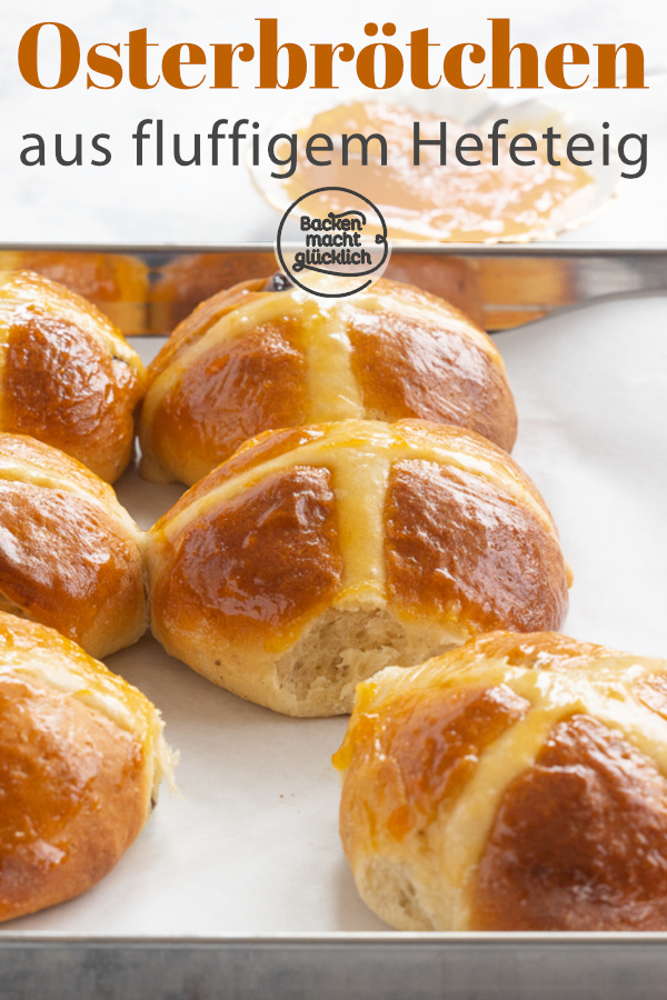 Hot Cross Buns sind fluffige süße Osterbrötchen aus Großbritannien, die mit einem Teigkreuz verziert werden. Hier gibt's das Rezept!