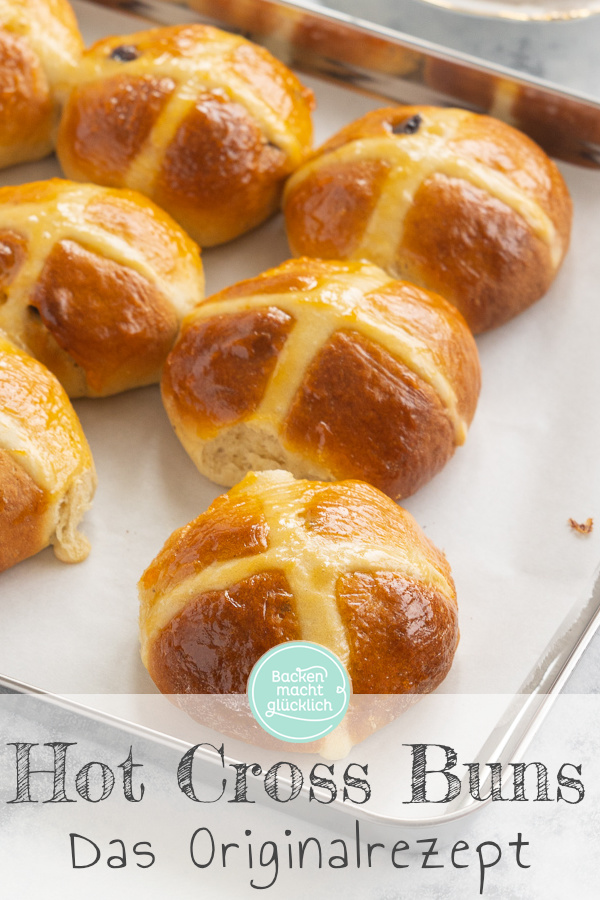 Hot Cross Buns sind fluffige süße Osterbrötchen aus Großbritannien, die mit einem Teigkreuz verziert werden. Hier gibt's das Rezept!