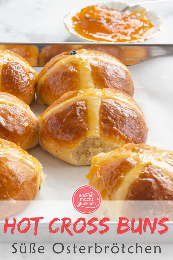 Hot Cross Buns sind fluffige süße Osterbrötchen aus Großbritannien, die mit einem Teigkreuz verziert werden. Hier gibt's das Rezept!