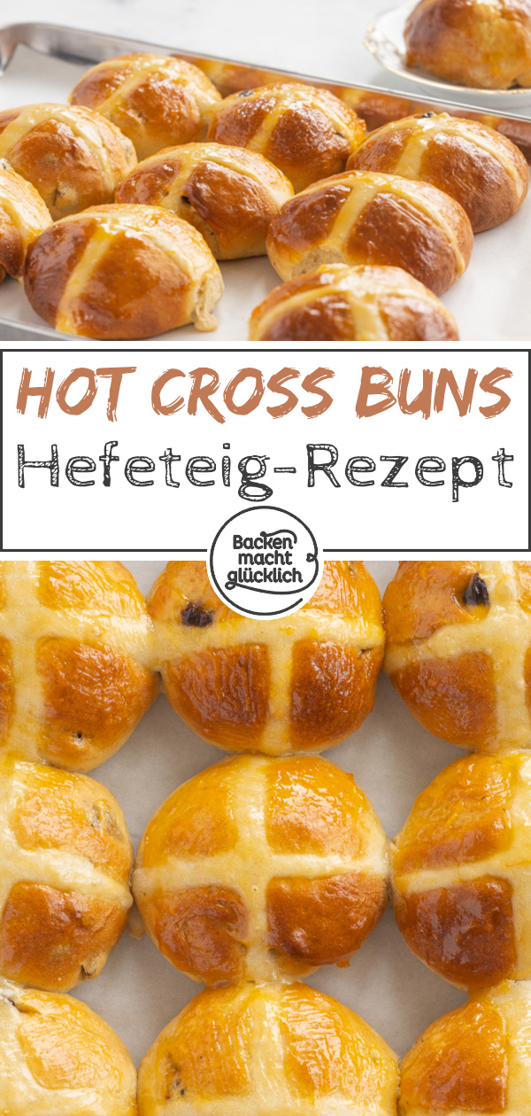 Hot Cross Buns sind fluffige süße Osterbrötchen aus Großbritannien, die mit einem Teigkreuz verziert werden. Hier gibt's das Rezept!