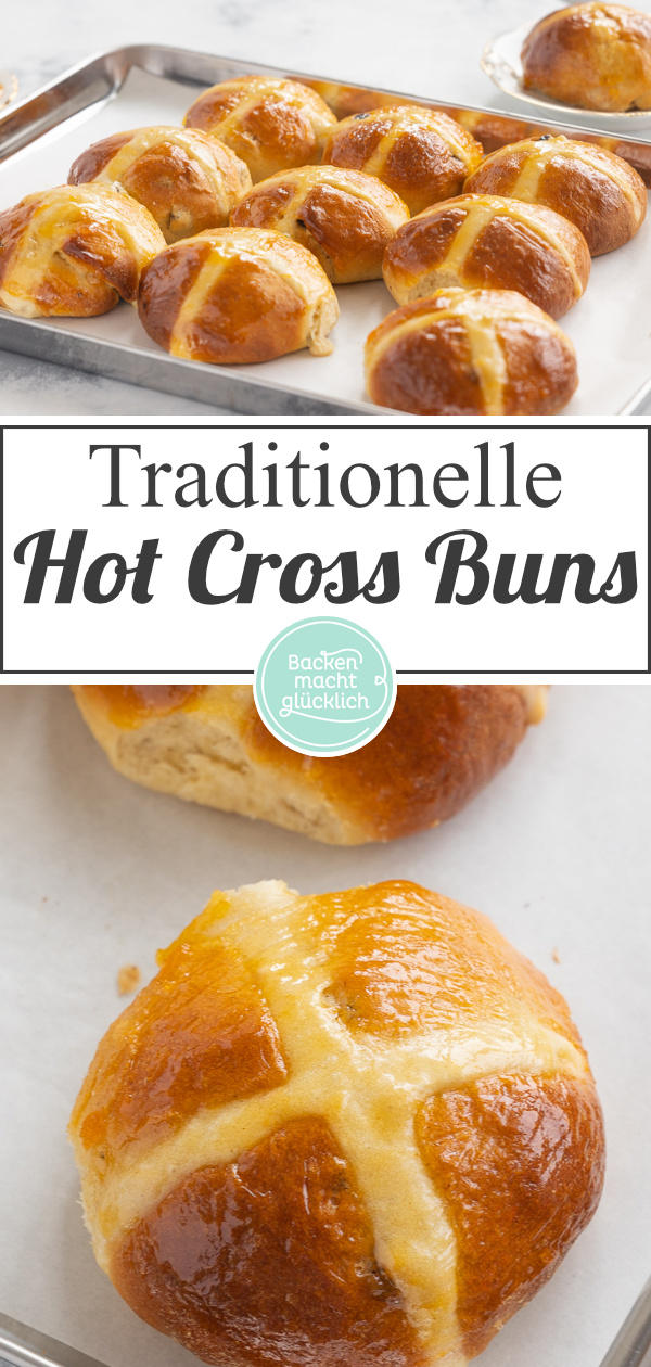 Hot Cross Buns sind fluffige süße Osterbrötchen aus Großbritannien, die mit einem Teigkreuz verziert werden. Hier gibt's das Rezept!