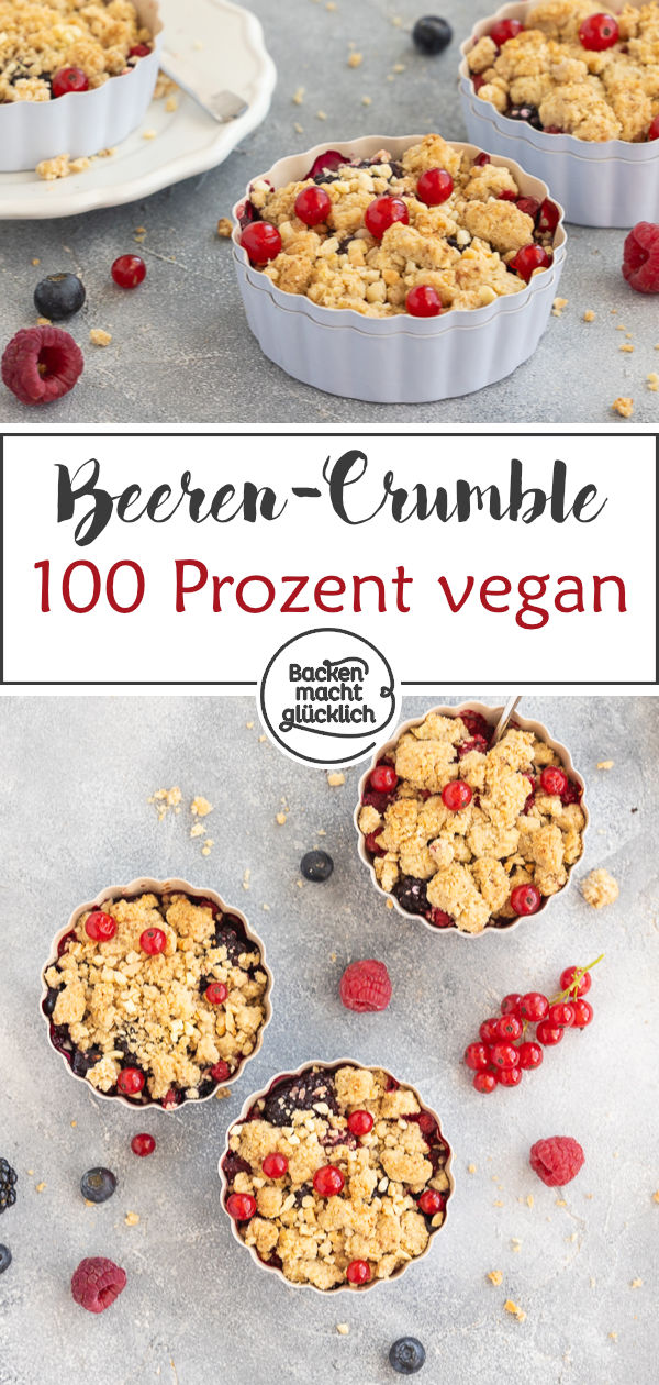 Himmlischer veganer Beeren-Crumble mit Haferflocken: blitzschnell und einfach gebacken, auch mit Tiefkühlbeeren lecker ♥ Gleich testen!