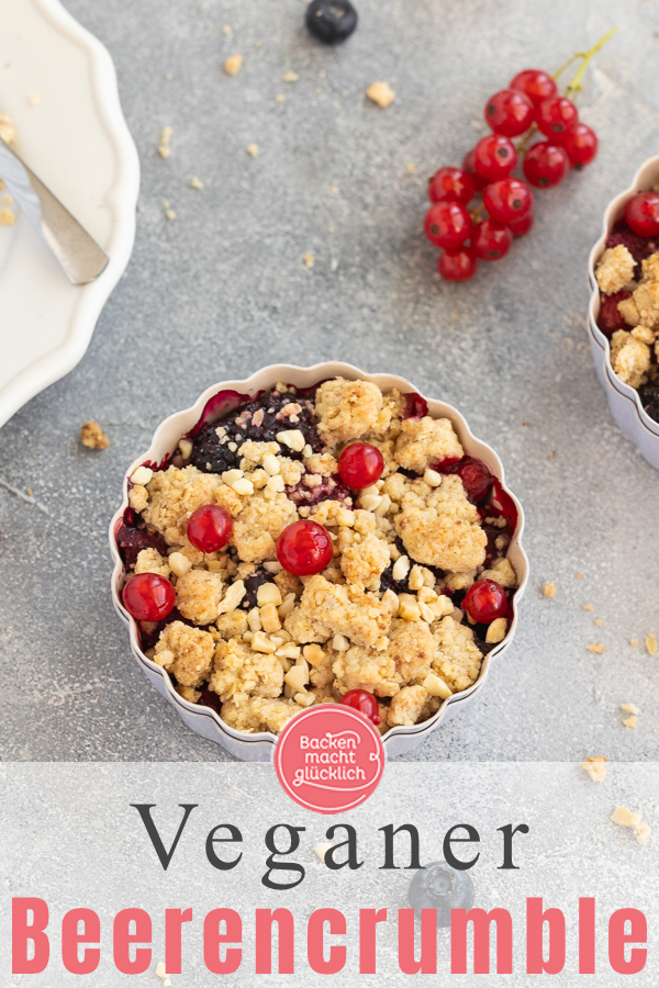 Himmlischer veganer Beeren-Crumble mit Haferflocken: blitzschnell und einfach gebacken, auch mit Tiefkühlbeeren lecker ♥ Gleich testen!