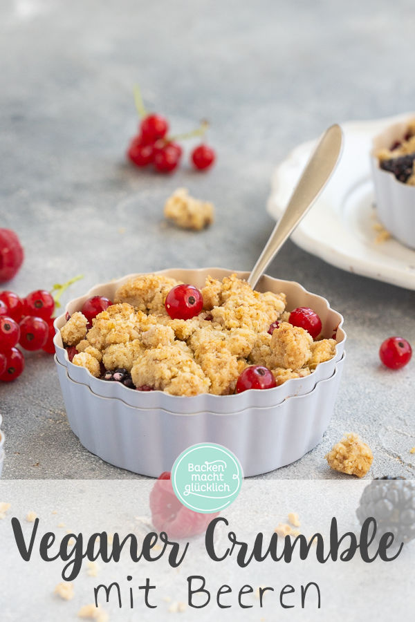 Himmlischer veganer Beeren-Crumble mit Haferflocken: blitzschnell und einfach gebacken, auch mit Tiefkühlbeeren lecker ♥ Gleich testen!