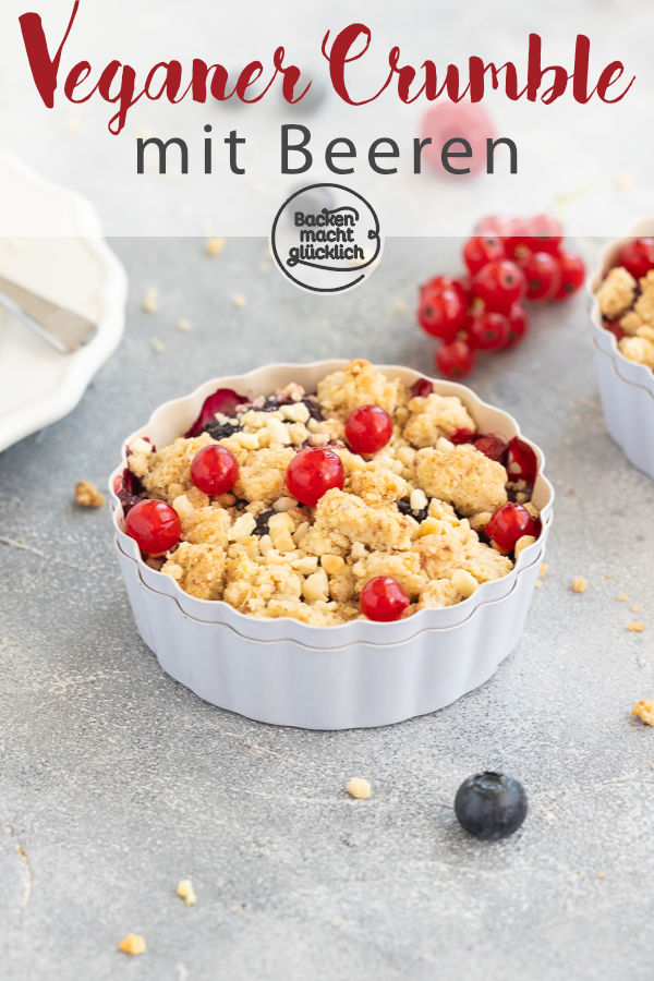 Himmlischer veganer Beeren-Crumble mit Haferflocken: blitzschnell und einfach gebacken, auch mit Tiefkühlbeeren lecker ♥ Gleich testen!