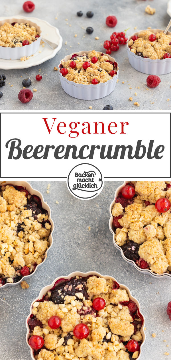 Himmlischer veganer Beeren-Crumble mit Haferflocken: blitzschnell und einfach gebacken, auch mit Tiefkühlbeeren lecker ♥ Gleich testen!